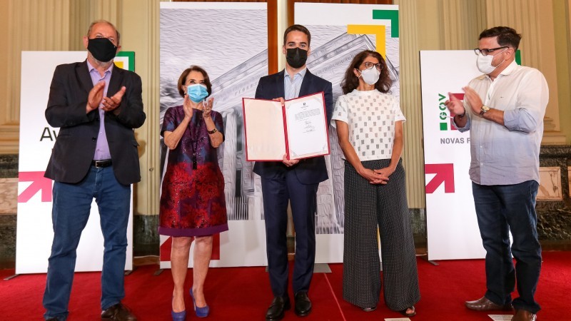 Leite com a ordem de serviço assinada ao lado dos secretários Stédile (E), Raquel e Gastal (D) e Maria Aparecida (da Concrejato) - Foto: Gustavo Mansur / Palácio Piratini