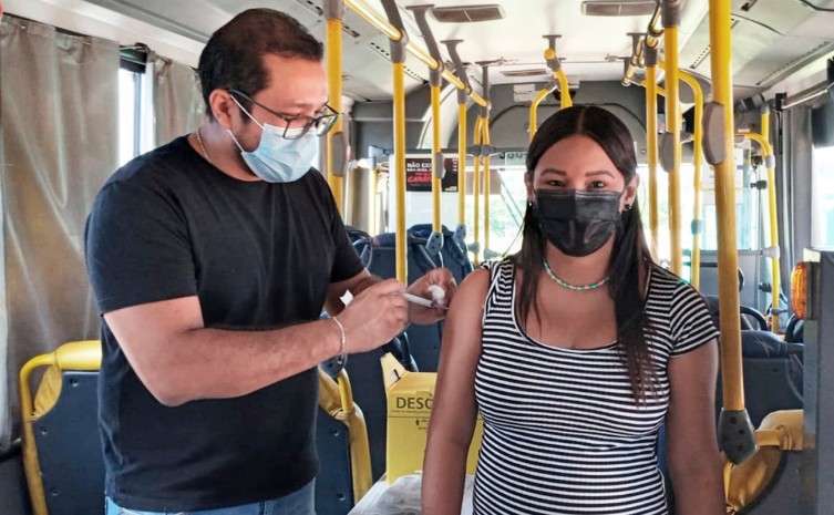 Laryssa Martins aproveitou o evento para atualizar o cartão de vacina - Foto: Aldenes Lima/Governo do Tocantins