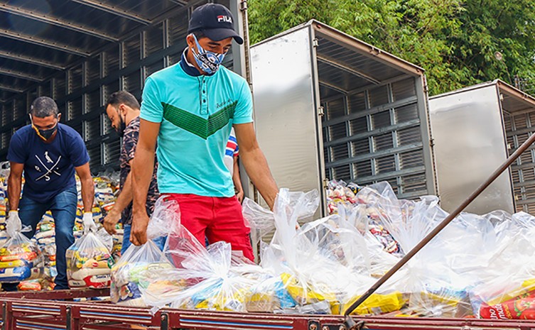 Recursos para essas cestas básicas e frangos congelados a serem entregues são oriundos do Fecoep - Foto: Carlessandro Souza/Governo do Tocantins