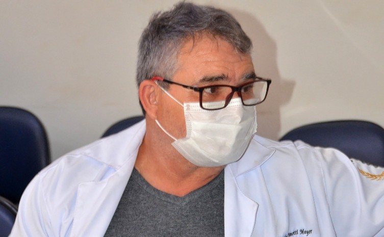 Infectologista Alexandre Janotti explica que o principal objetivo da vacina é evitar a morte e a superlotação em hospitais - Foto: Ellayne Czuryto/Governo do Tocantins