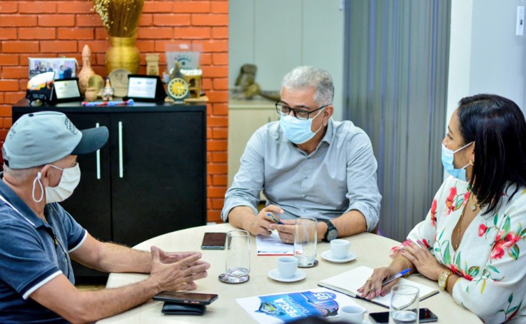 Raimundo Coelho apresenta evento ao presidente da Adetuc, Hercy Filho - Foto: Flávio Cavalera/Governo do Tocantins