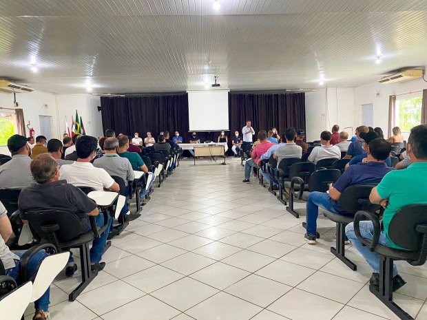 Fotos: Ana Ceron/SAR Sofrendo com a falta de chuvas, a região Oeste está mobilizada para minimizar os impactos da estiagem no meio rural. Nesta quinta-feira, 27, o secretário da Agricultura, da Pesca e do Desenvolvimento Rural, Altair Silva, esteve reunid