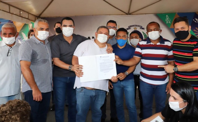 Governador Wanderlei Barbosa entregou, neste domingo, 30, 570 títulos urbanos definitivos de propriedade para moradores da Quadra Arso 131, em Palmas - Foto: Esequias Araújo/Governo do Tocantins