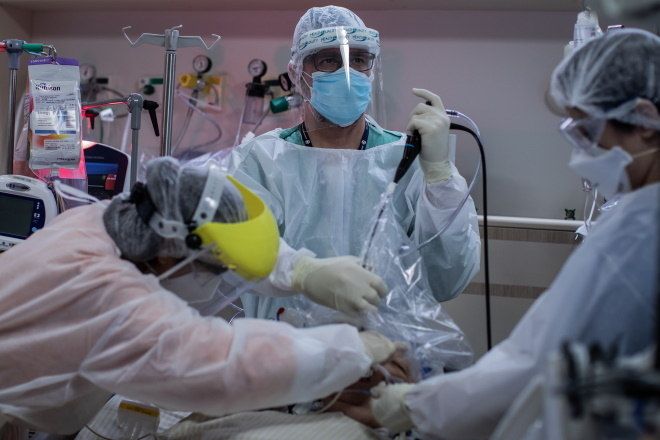 SUS e hospitais particulares relatam falta de medicamentos para intubação - (Foto: Eduardo Anizelli/Folhapress - 19.12.2020)