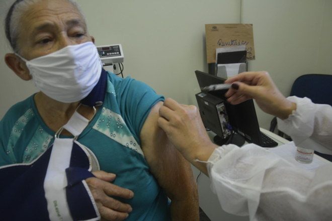 Uso de doses armazenadas vai acelerar vacinação do Brasil - (Foto: João Nogueira/Futura Press/Estadão Conteúdo - 20.3.2021)