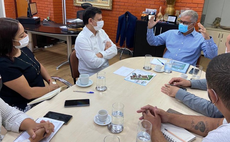 Presidente da Adetuc, Hercy Filho, em reunião com equipe do Ruraltins sobre o projeto da Agrosudeste - Foto: Adetuc/Governo do Tocantins