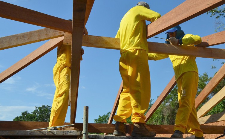Os presos atuam em diversas frentes de trabalho, como reformas de órgãos públicos - Foto: Governo do Tocantins