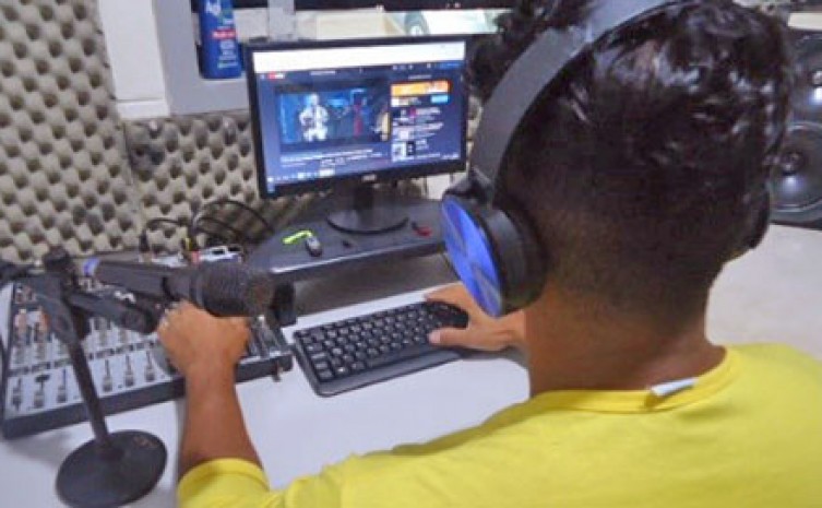 A rádio está no ar há três anos e é operada pelo custodiado H.P.M.R., de 31 anos - Foto: Seciju/Governo do Tocantins