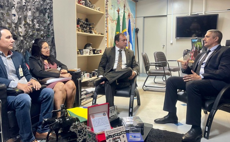 Secretário Wlademir Costa (centro) esteve na sede da Força Nacional, onde foi recebido pelo coronel Aginaldo de Oliveira - Foto: SSP/Governo do Tocantins
