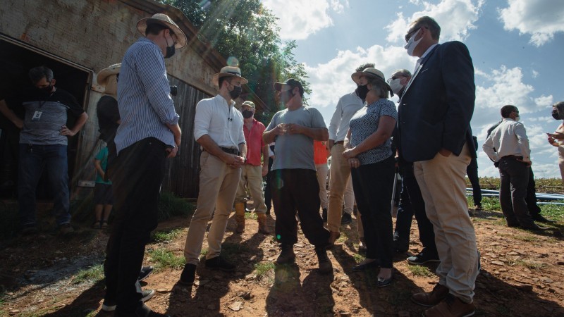 Leite e sua comitiva estiveram em propriedades rurais afetadas pela seca - Foto: Felipe Dalla Valle/Palácio Piratini