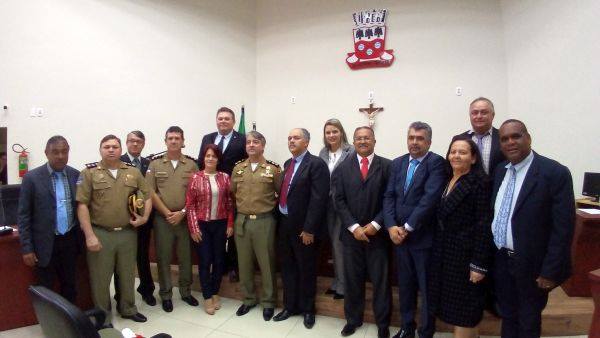 Na foto os vereadores que compõe a Legislativo Municipal e o comando do 9º Batalhão de Polícia Militar de Pernambuco/Garanhuns