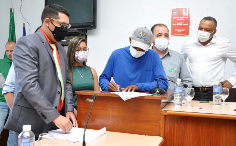 Produtor Jason Marques, morador da zona rural de Almas, assina contrato aprovado pelo Banco da Amazônia, no valor de R$ 7.500, para custeio - Foto: Ruraltins/Governo do Tocantins