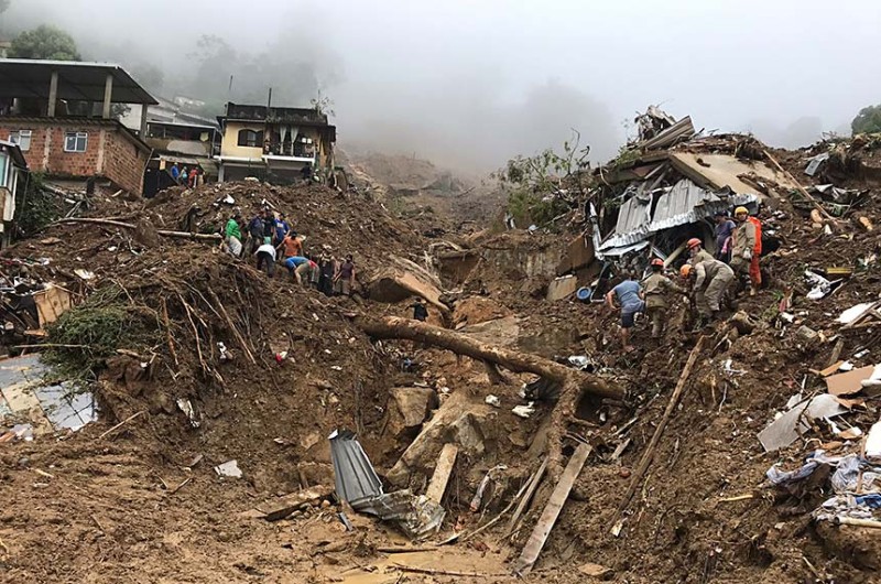 Queda de barreira atingiu dezenas de casas e deixou mortos e desaparecidos - Bombeiros RJ