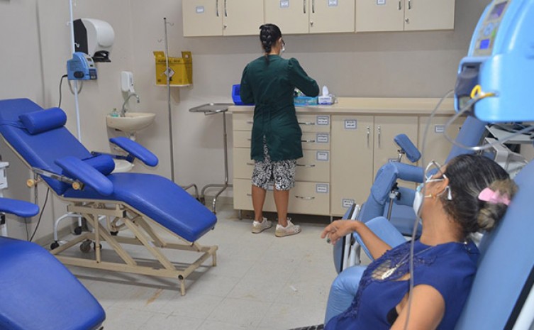 A equipe do centro de infusão reumatológica é composta por médicos reumatologistas, residentes na área, enfermeiro e técnicos - Foto: Luciana Barros/Governo do Tocantins