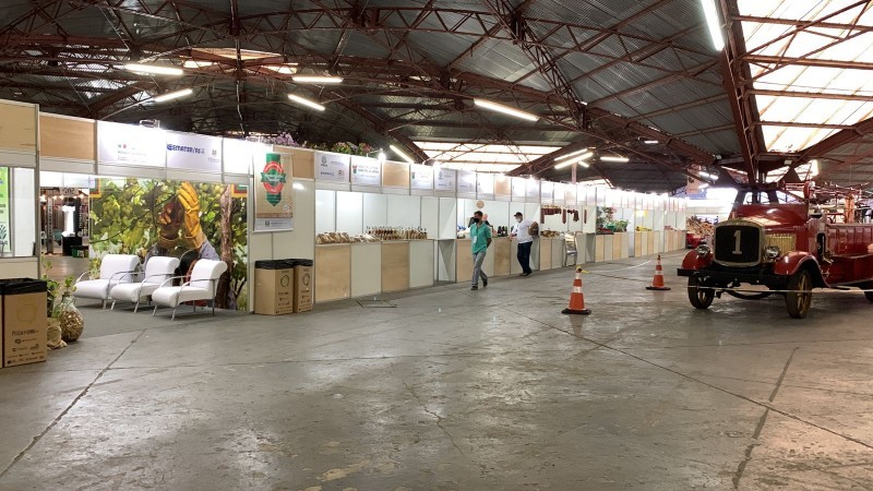 Visitantes podem adquirir embutidos, mel, cachaças, vinhos, pães, biscoitos, queijos, massas, sucos, cuias e facas artesanais - Foto: Josi Paz/Divulgação Seapdr