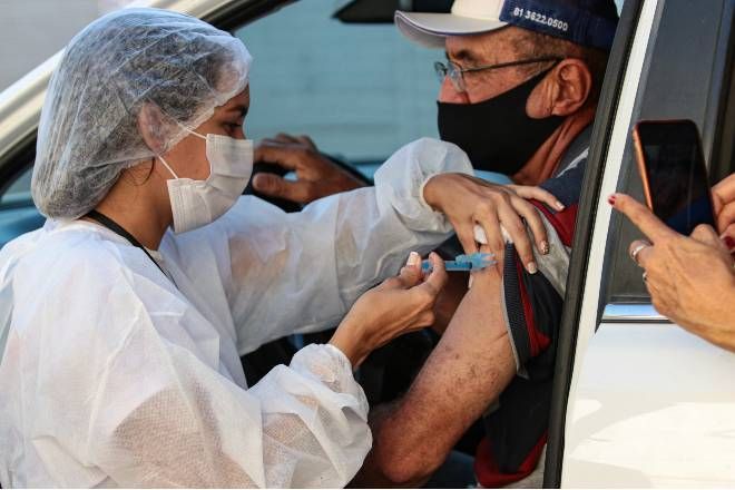 Profissionais da saúde precisam higienizar as mãos a cada vacina aplicada - (Foto: RAFAEL MELO/MYPHOTO PRESS/ESTADÃO CONTEÚDO)
