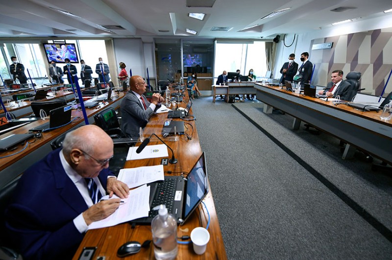 Esperidião Amin (ao microfone) defendeu aprovação da proposta na Comissão de Assuntos Econômicos - Edilson Rodrigues/Agência Senado
