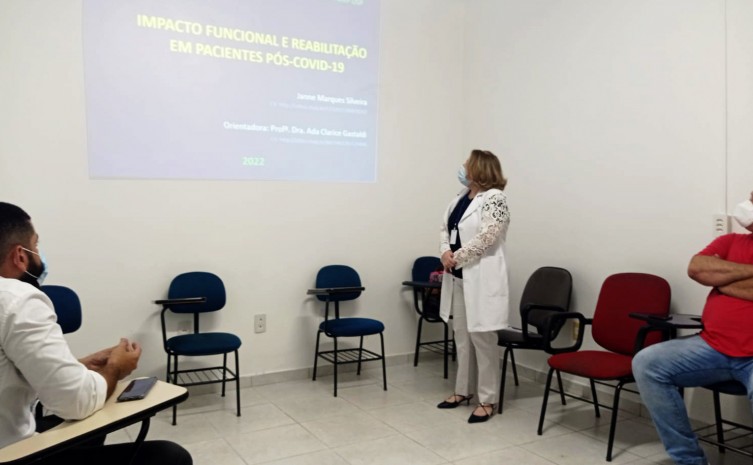 A pesquisadora, doutoranda Janne Marques Silveira, apresenta a tese de doutorado para os diretores do HRG - Foto: SES/Governo do Tocantins