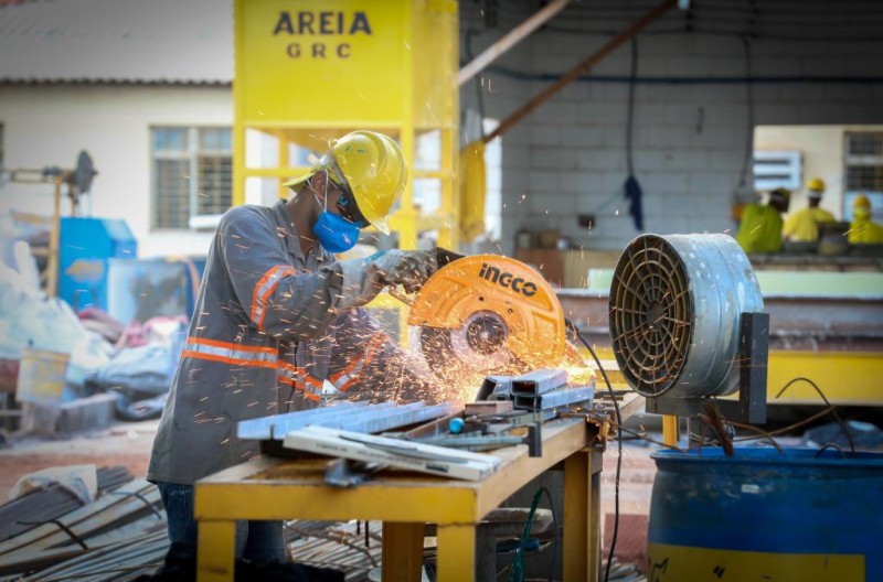 Reeducando trabalhando na preparação de materiais para porta de cela - Foto por: Michel Alvim/Secom-MT