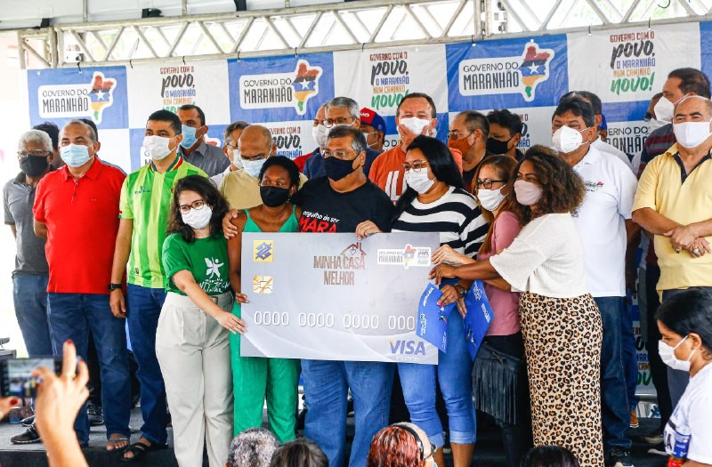 (Mais 867 moradores de São Luís foram beneficiados com a entrega de cartões do Programa Minha Casa Melhor. (Foto: Handson Chagas))