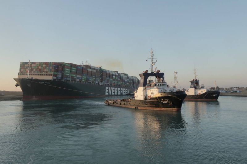 Cargueiro que bloqueia Canal de Suez há quase uma semana voltou a flutuar - (Foto: Suez Canal Authority/Handout via REUTERS - 29.3.2021)