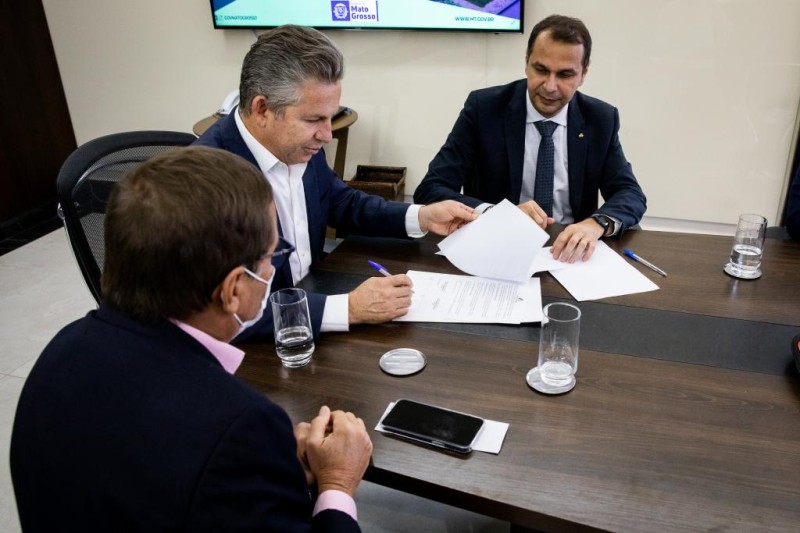 Governador Mauro Mendes e presidente do Banco da Amazônia assinam protocolo de intenções - Foto por: Christiano Antonucci