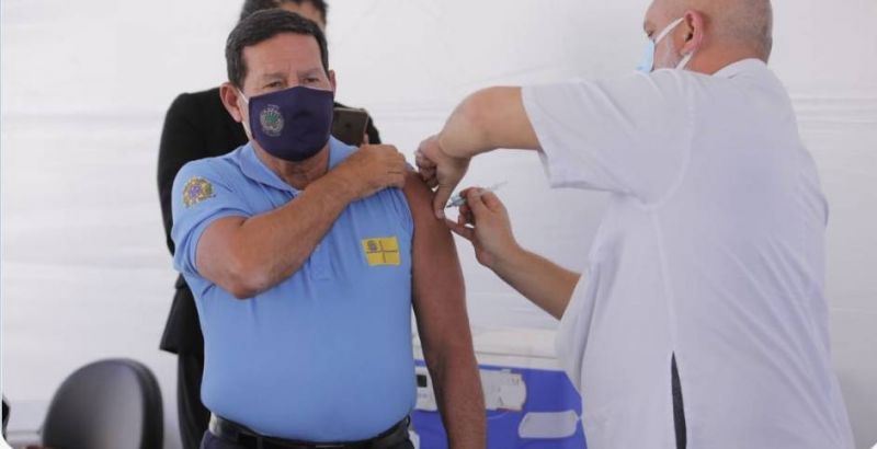 Vice-presidente Hamilton Mourão recebe primeira dose da vacina contra covid-19 - (Foto: Reprodução/Twitter )