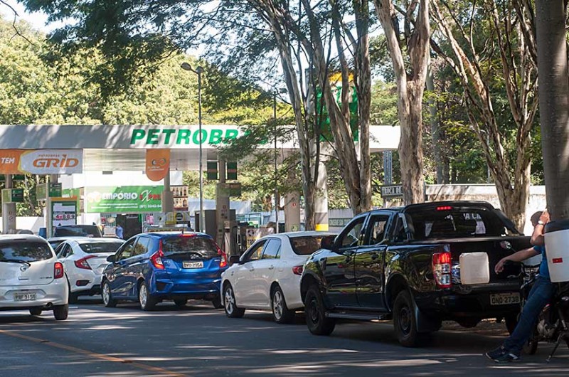 Fila para abastecimento em posto de combustível em Brasília - Leopoldo Silva/Agência Senado