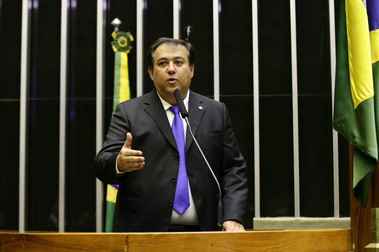 Sebastião Oliveira é medico e está em seu segundo mandato