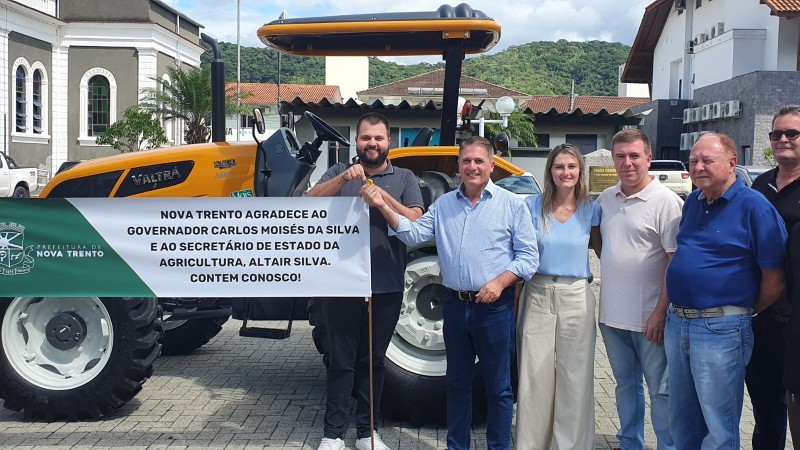  Mais um município catarinense beneficiado pelo Governo do Estado. Neste caso, com recursos da Secretaria de Estado da Agricultura, da Pesca e do Desenvolvimento Rural. Nesta terça-feira, 15, o secretário Altair Silva realizou a entrega de um trator, para