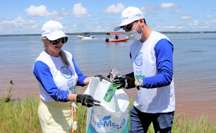Os diretores de Educação Ambiental para Sustentabilidade, Erliette Gadotti, e de Planejamento de Saneamento Ambiental, Cláudio Carneiro, em ação no Lago de Palmas - Foto: Marcel de Paula/Governo do Tocantins