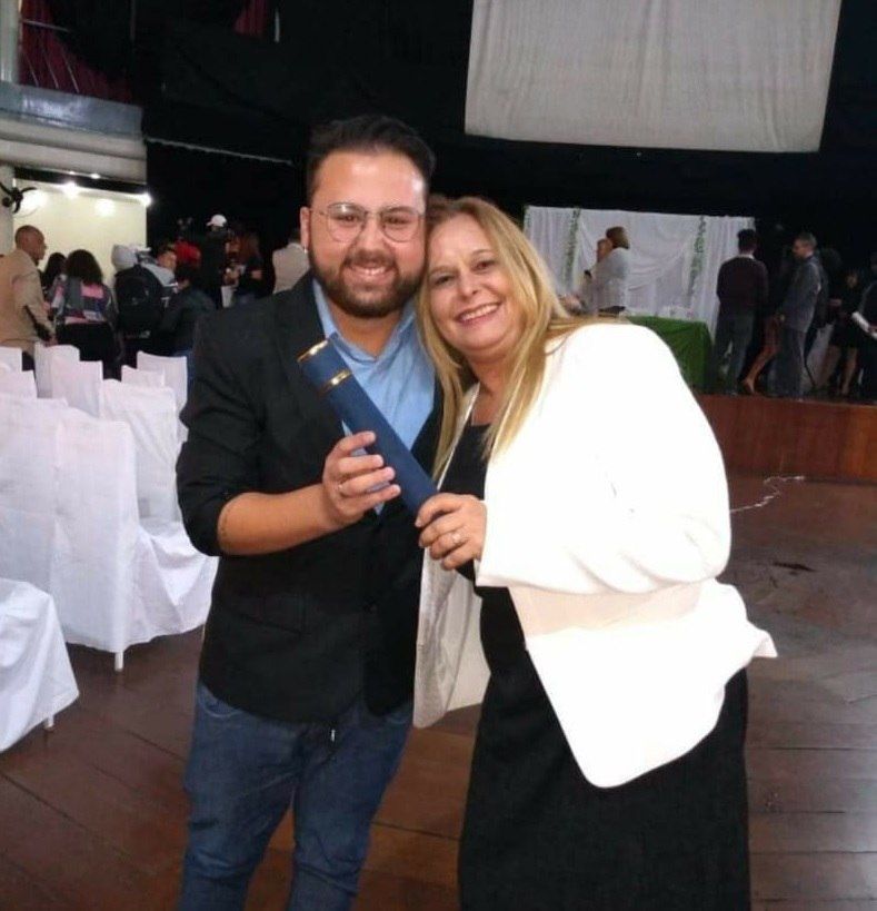 Marcia Gonçalves na formatura do ensino fundamental ao lado do seu 