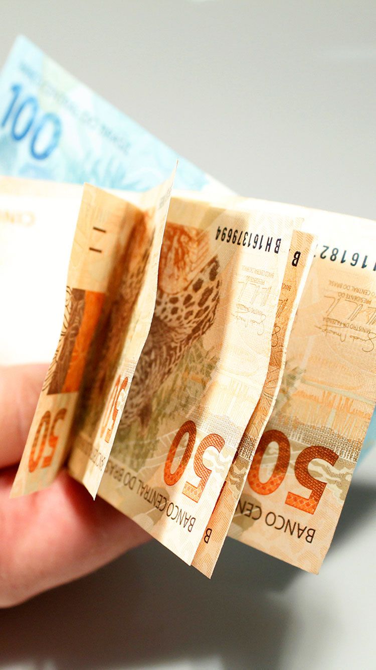 Salário médio de admissão caiu 2,7% em fevereiro - (Foto: Marcos Santos/USP Imagens)