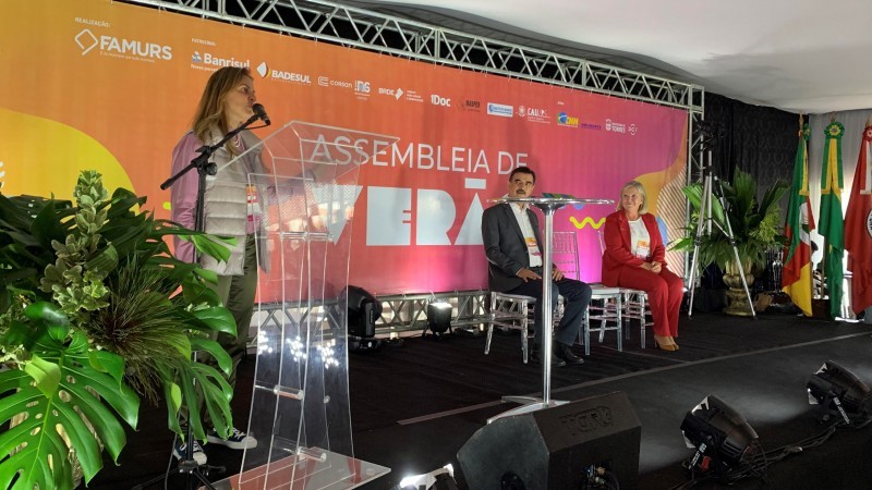 Diretora de Operações, Leany Lemos apresentou as principais oportunidades que o banco oferece para financiamento a prefeituras - Foto: Divulgação / Ascom BRDE