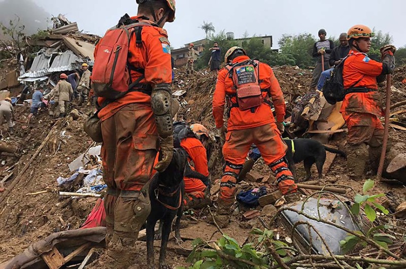 Bombeiros em atuação na cidade de Petrópolis - Bombeiros-RJ