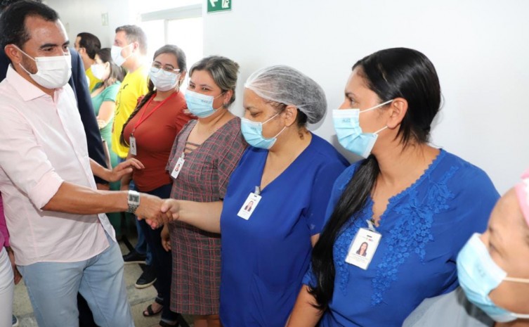Governador conversou com pacientes e equipes multiprofissional - Foto: Esequias Araújo/Governo do Tocantins