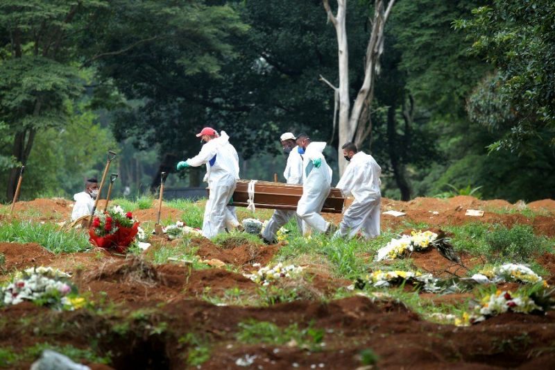 A média diária de mortes pela covid-19 ultrapassou a marca de 3 mil pela primeira vez nesta semana - (Foto: Carla Carniel/REUTERS)