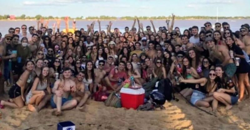 Sem nenhum distanciamento, apenas uma pessoa aparece com máscara em foto do evento - (Foto: Reprodução / Instagram)