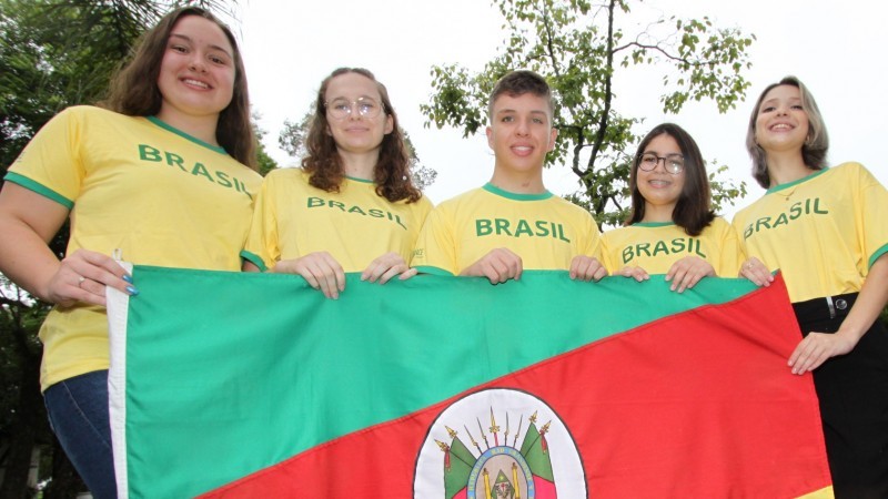 Julia Isabel, Júlia, Samuel, Rafaela e Victórya: projetos rumo aos EUA - Foto: Luis Eduardo Selbach / Ascom Fundação Liberato