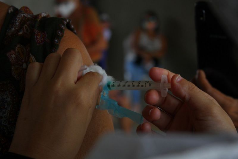 Mais de 16 milhões de brasileiros já receberam a primeira dose dos imunizantes contra a covid - (Foto: SANDRO PEREIRA/FOTOARENA/ESTADÃO CONTEÚDO 04.04.2021)