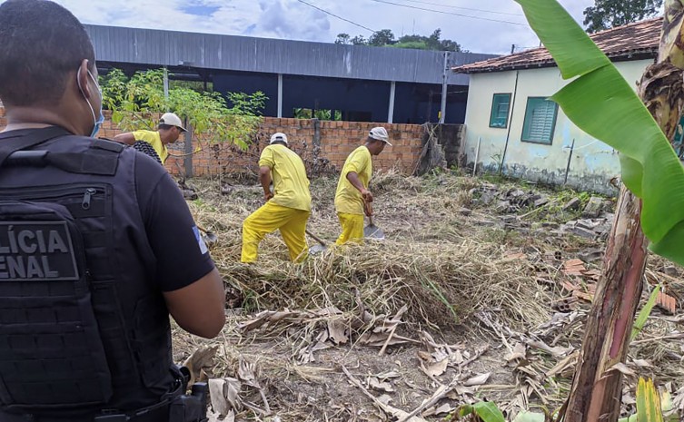 A limpeza seguirá até o fim desta semana com o trabalho de cinco privados de liberdade - Foto: Seciju/Governo do Tocantins