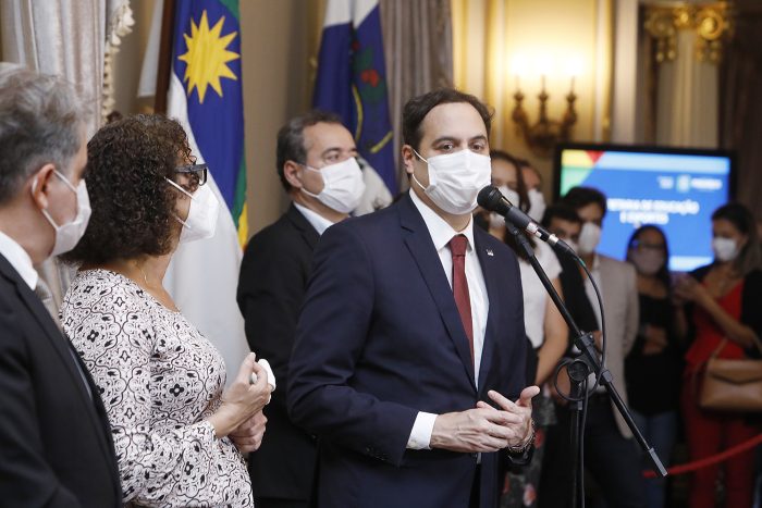 Governador Paulo Câmara sanciona lei que reajusta salarios dos profissionais da educação. Foto: Hélia Scheppa/SEI