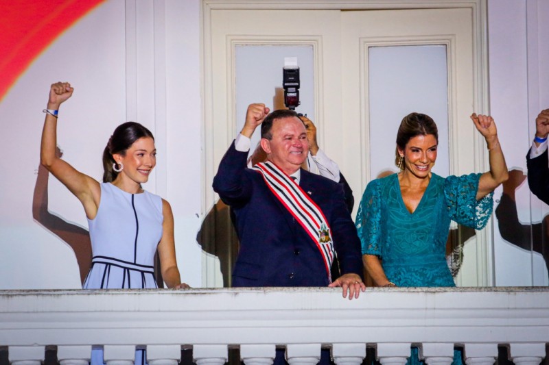 - Na sacada da sede do governo, Brandão acenou com a família para uma multidão que ocupou as praças e ruas do Centro Histórico (Foto: Brunno Carvalho)