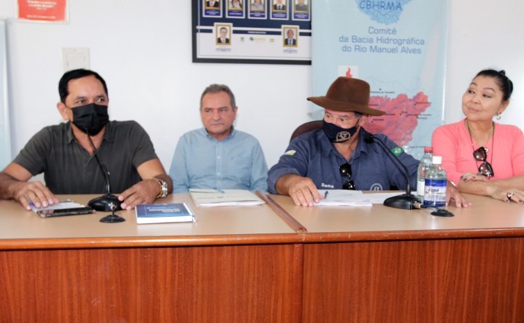 Da esquerda para a direita: o prefeito de Almas, Wagner Nepomuceno; o diretor de Planejamento e Gestão de Recursos Hídricos da Semarh, Aldo Azevedo; o presidente do CBH do Rio Manuel Alves da Natividade, Mario de Sena Filho; e a secretária Miyuki Hyashida