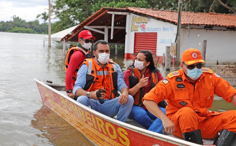Desde o início das chuvas, o governador Wanderlei Barbosa destacou que está acompanhando de perto a situação dos municípios atingidos pelas enchentes, prestando socorro às famílias - Foto: Antonio Gonçalves/Governo do Tocantins