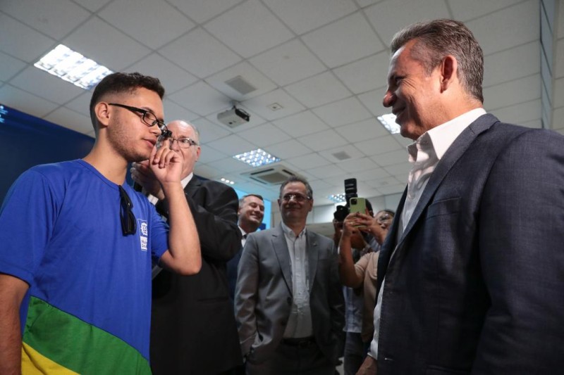 Estudante da rede estadual testa óculos inteligentes junto do governador Mauro Mendes - Foto por: Mayke Toscano/Secom-MT