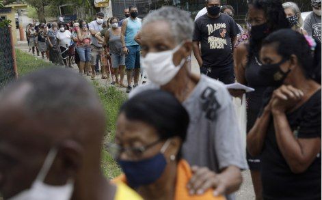 Idosos fazem fila para receber dose de vacina contra covid-19 em Belford Roxo, no Rio de Janeiro - (Foto: REUTERS/Ricardo Moraes-31/03/2021 )