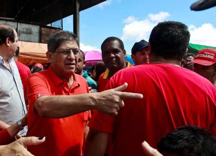 Na foto, Zé da Luz em campanha pelas ruas de Garanhuns, ao lado, o ex-vereador Daniel da Silva