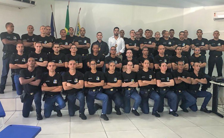Delegados da PC-TO ao centro, com os aluno-soldados do curso de formação da PM em Paraíso do Tocantins - Foto: SSP/Governo do Tocantins