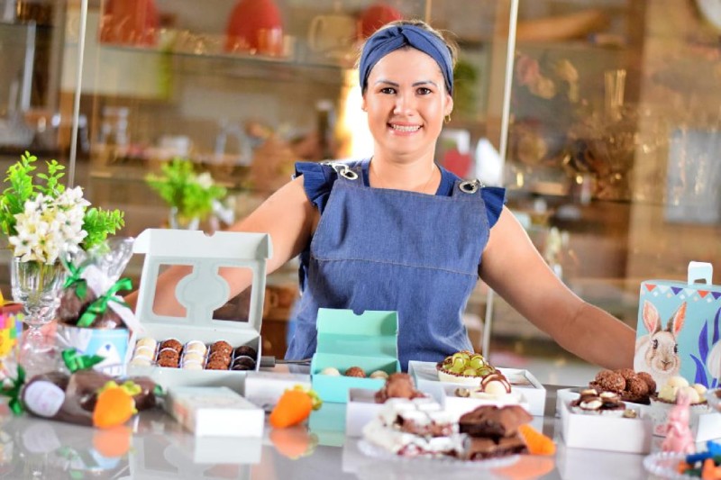 Letícia Amorim, proprietária da confeitaria Letícia Amorim Doces Gourmet, em Feliz Natal. Conheça mais em @leamorimdocesgourmet - Foto por: Divulgação